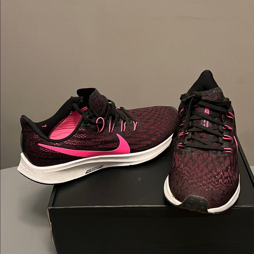 Nike Women's Black and Pink Athletic Shoes